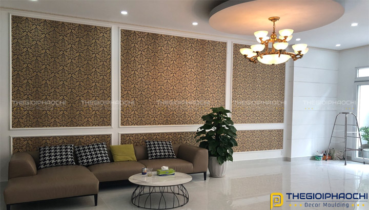 lắp chỉ trang trí tường phòng khách tân cổ điển
